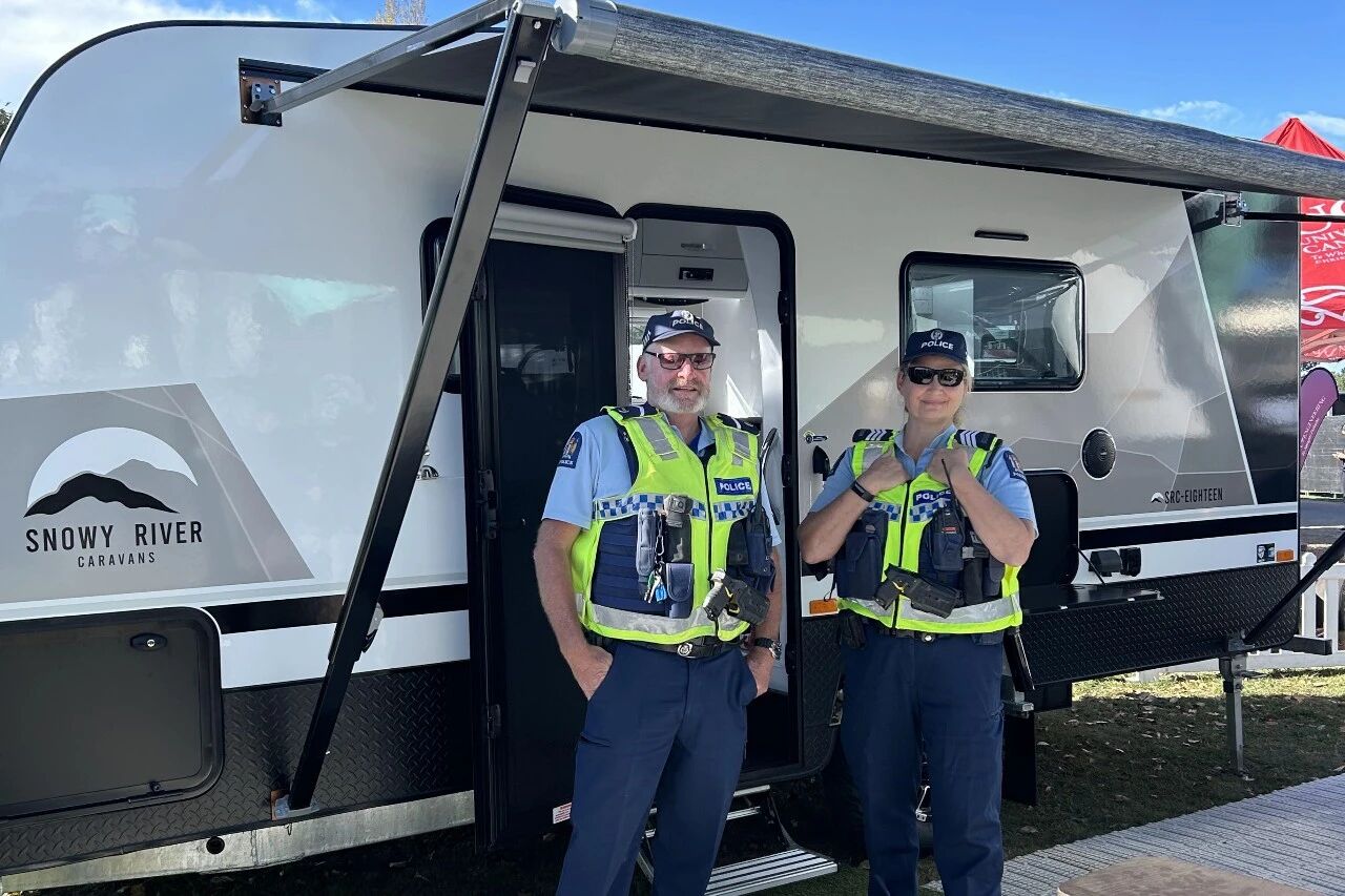 帥到被“扣留”！新吉奧房車燃爆基督城，新店開業倒計時